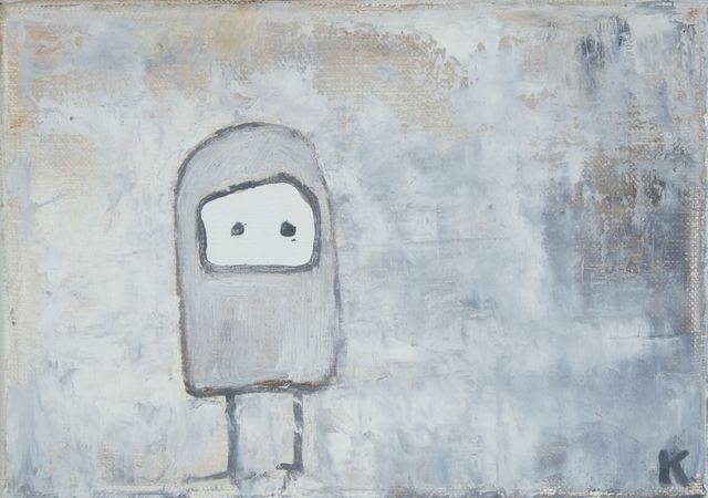 A vaguely anthropogenic grey being standing in a grey field.